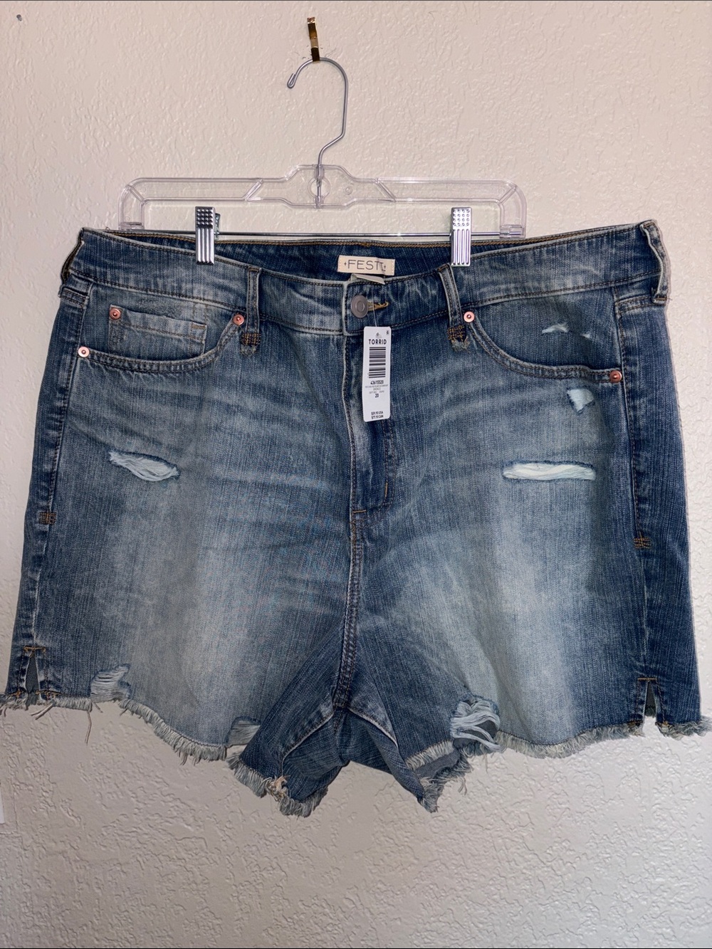 #T216 - NWT - torrid Festi Light Distressed Denim Shorts - 20W